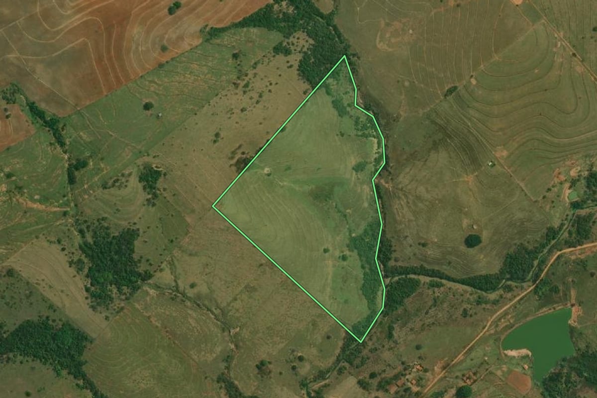 Imagem de satélite do imóvel rural em Santo Anastácio (SP), com o contorno declarado no CAR desenhado por cima.
