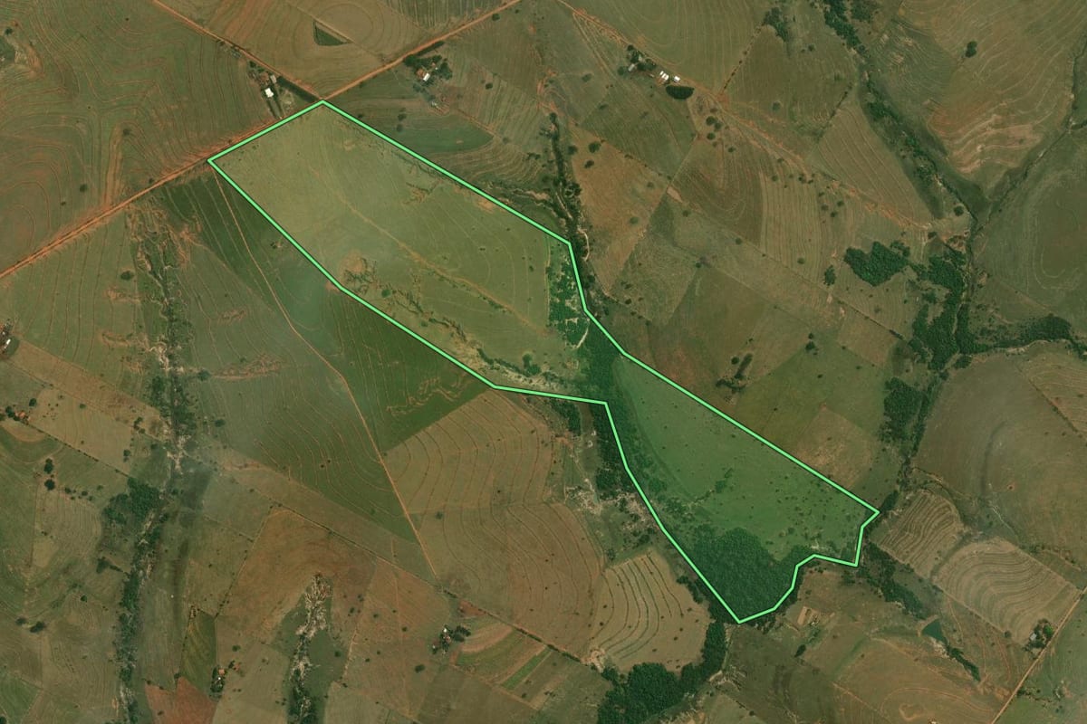Imagem de satélite do imóvel rural em Santo Anastácio (SP), com o contorno declarado no CAR desenhado por cima.