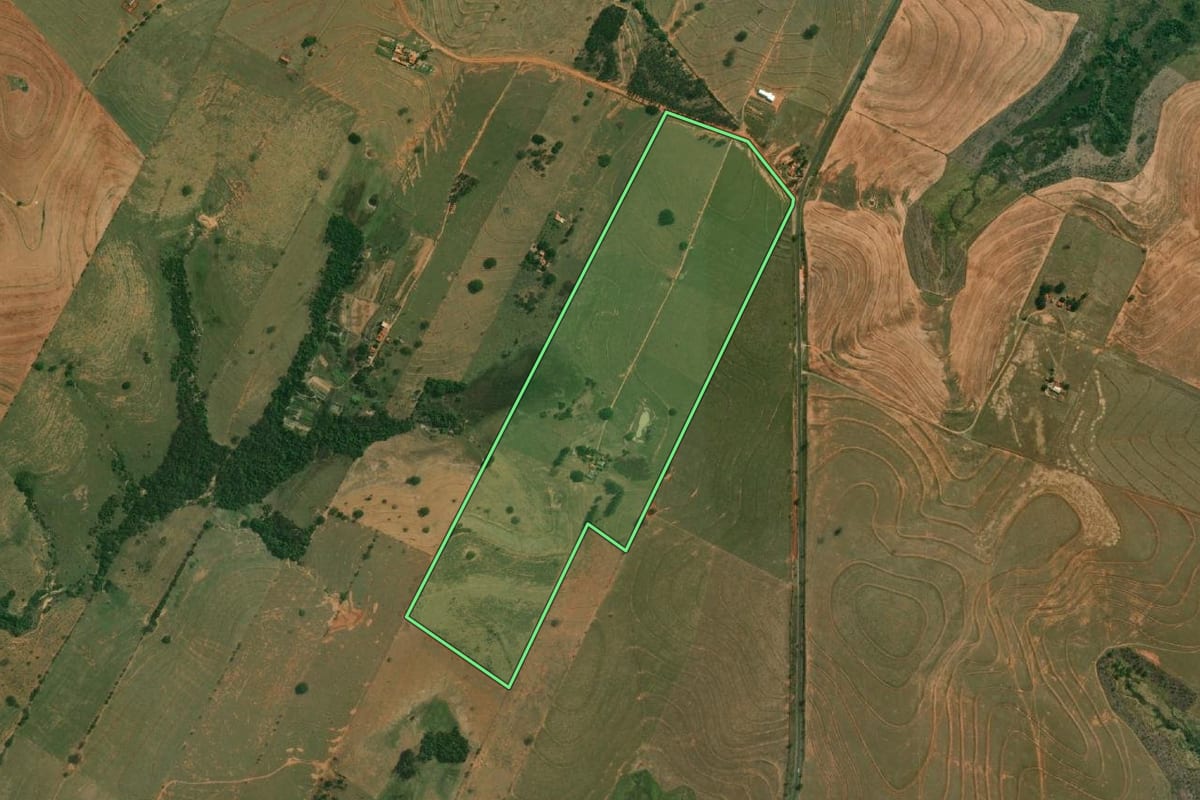 Imagem de satélite do imóvel rural em Santo Anastácio (SP), com o contorno declarado no CAR desenhado por cima.