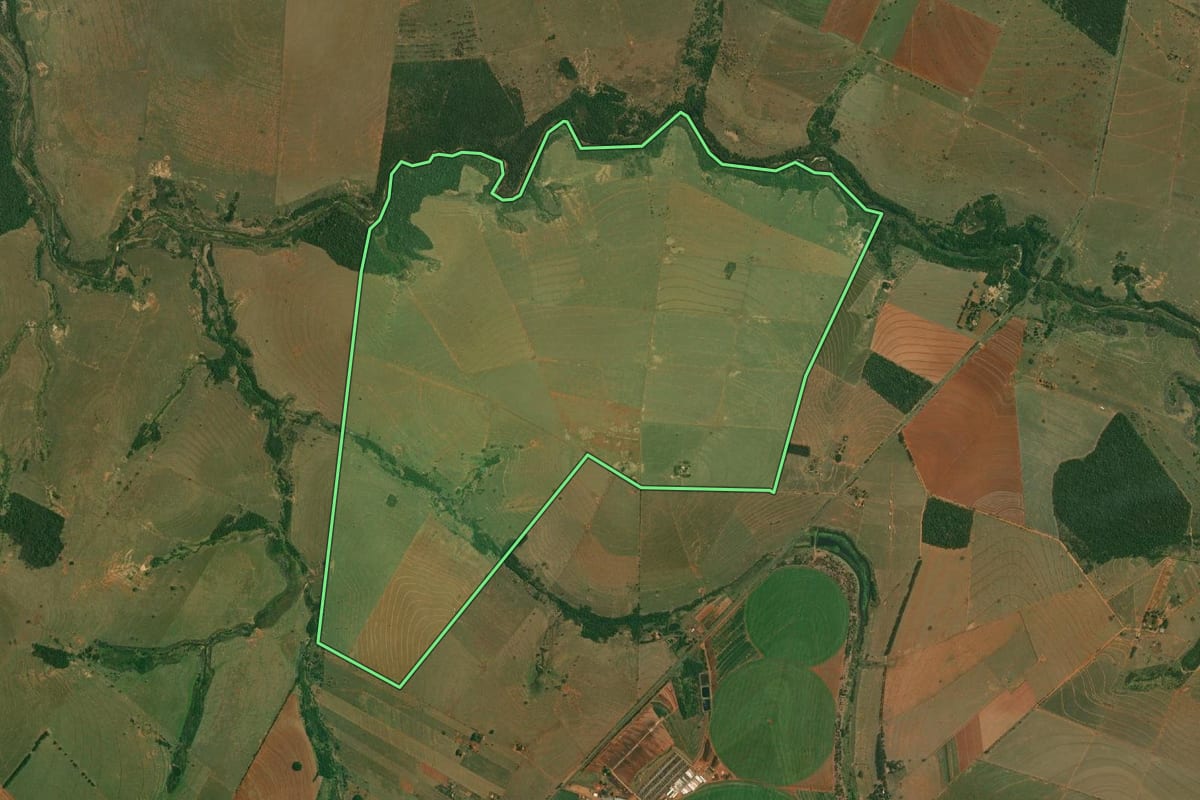 Imagem de satélite do imóvel rural em Santo Anastácio (SP), com o contorno declarado no CAR desenhado por cima.