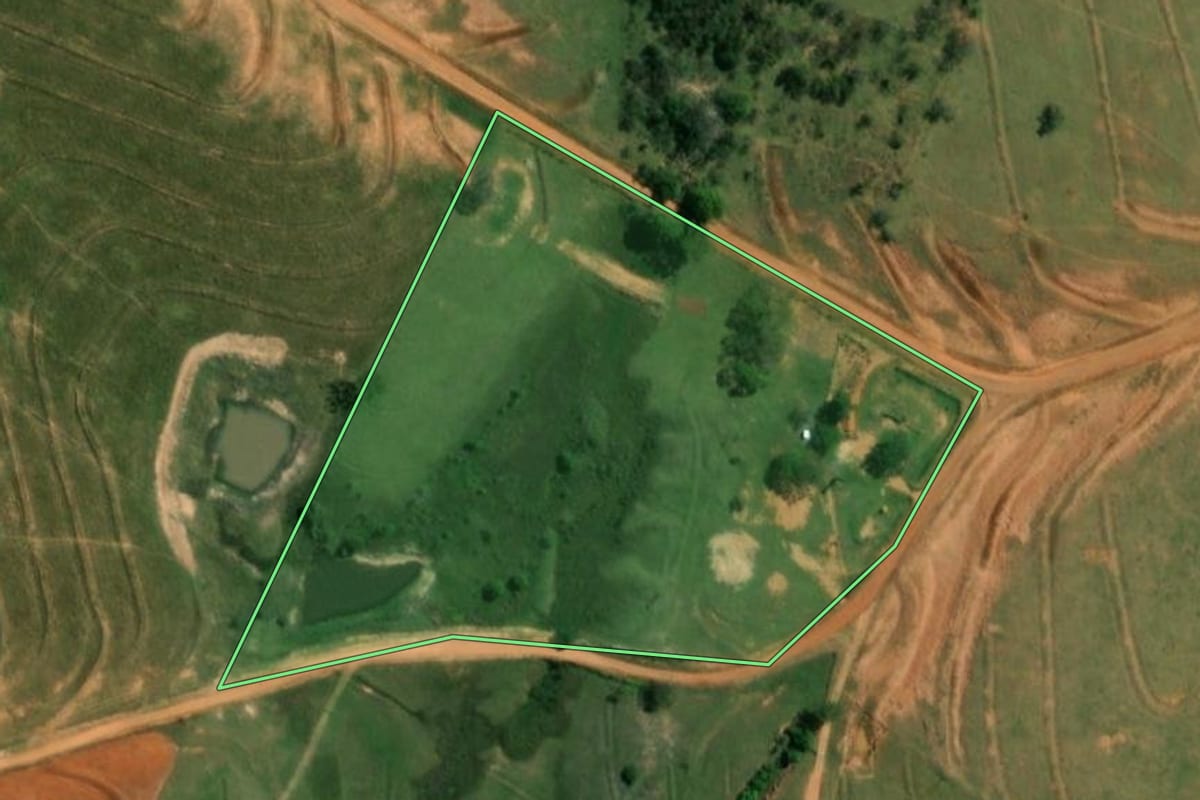 Imagem de satélite do imóvel rural em Santo Anastácio (SP), com o contorno declarado no CAR desenhado por cima.