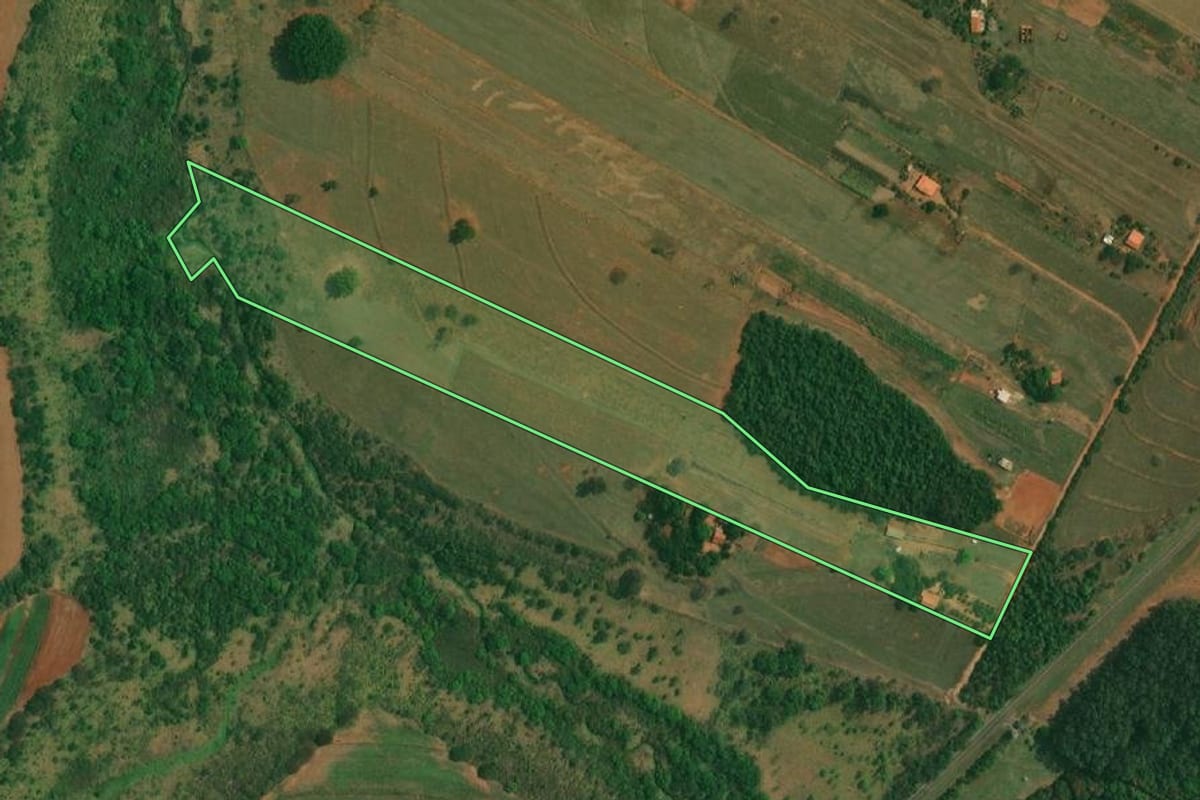 Imagem de satélite do imóvel rural em Santo Anastácio (SP), com o contorno declarado no CAR desenhado por cima.
