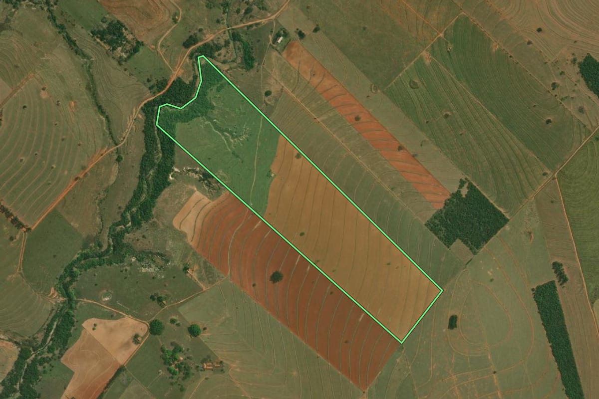 Imagem de satélite do imóvel rural em Santo Anastácio (SP), com o contorno declarado no CAR desenhado por cima.