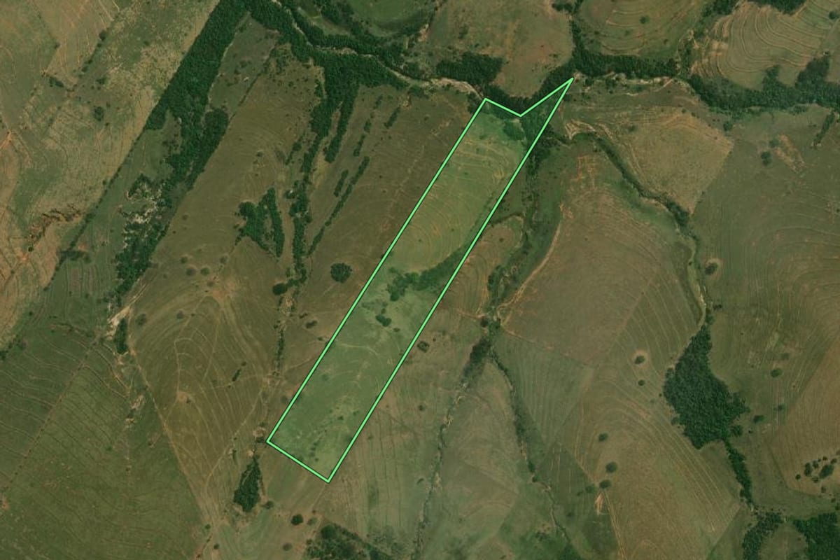 Imagem de satélite do imóvel rural em Santo Anastácio (SP), com o contorno declarado no CAR desenhado por cima.