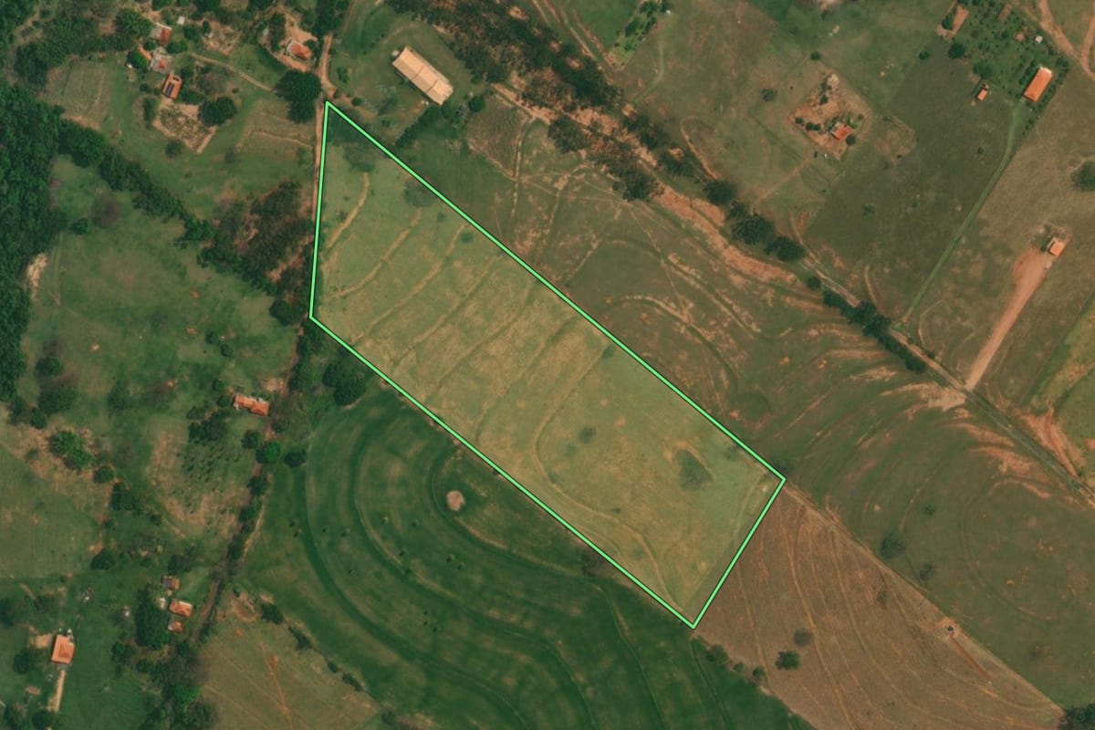 Imagem de satélite do imóvel rural em Santo Anastácio (SP), com o contorno declarado no CAR desenhado por cima.