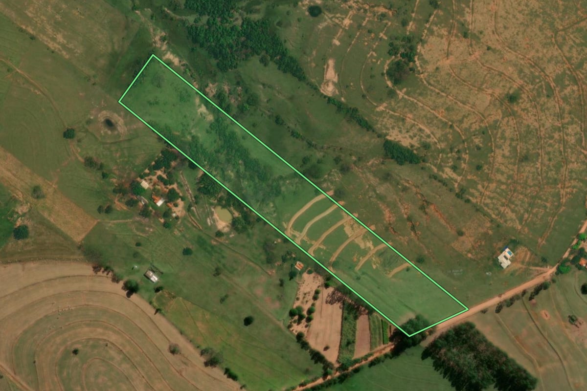 Imagem de satélite do imóvel rural em Santo Anastácio (SP), com o contorno declarado no CAR desenhado por cima.