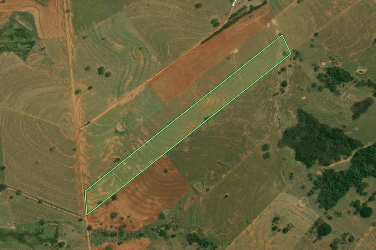 Imagem de satélite do imóvel rural em Santo Anastácio (SP), com o contorno declarado no CAR desenhado por cima.