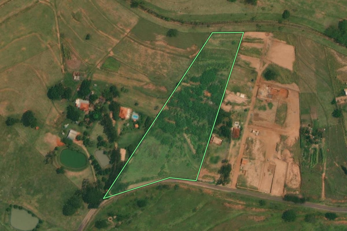 Imagem de satélite do imóvel rural em Santo Anastácio (SP), com o contorno declarado no CAR desenhado por cima.
