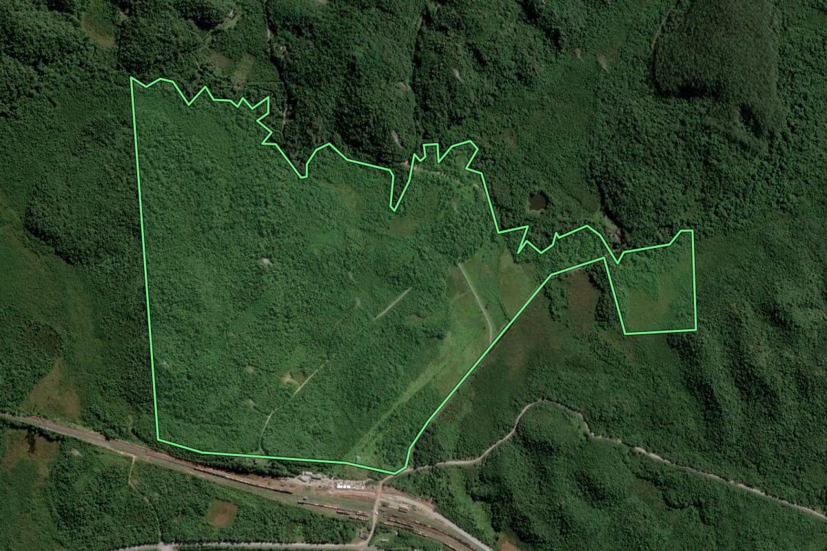 Imagem de satélite do imóvel rural em Santo André (SP), com o contorno declarado no CAR desenhado por cima.