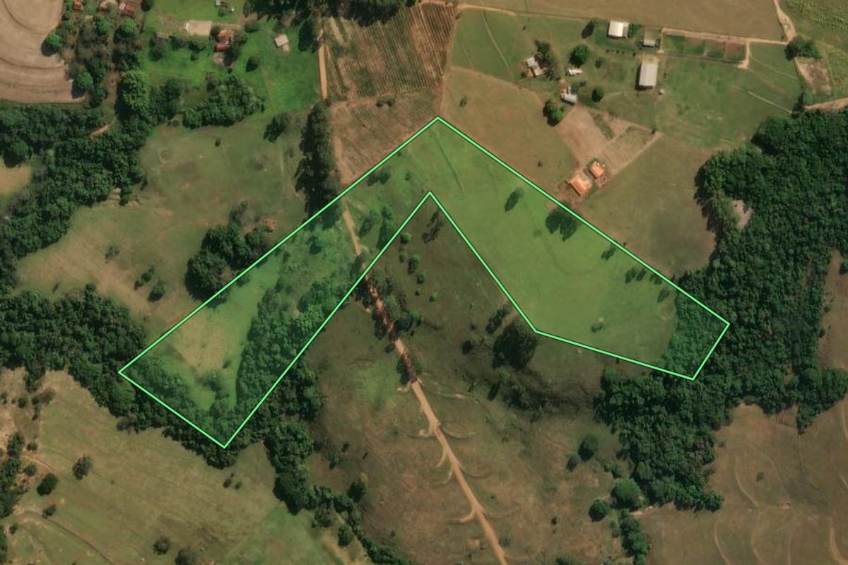 Imagem de satélite do imóvel rural em Santo Antônio da Alegria (SP), com o contorno declarado no CAR desenhado por cima.