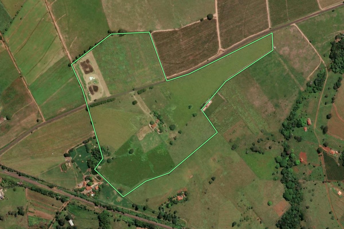 Imagem de satélite do imóvel rural em Santo Antônio da Alegria (SP), com o contorno declarado no CAR desenhado por cima.