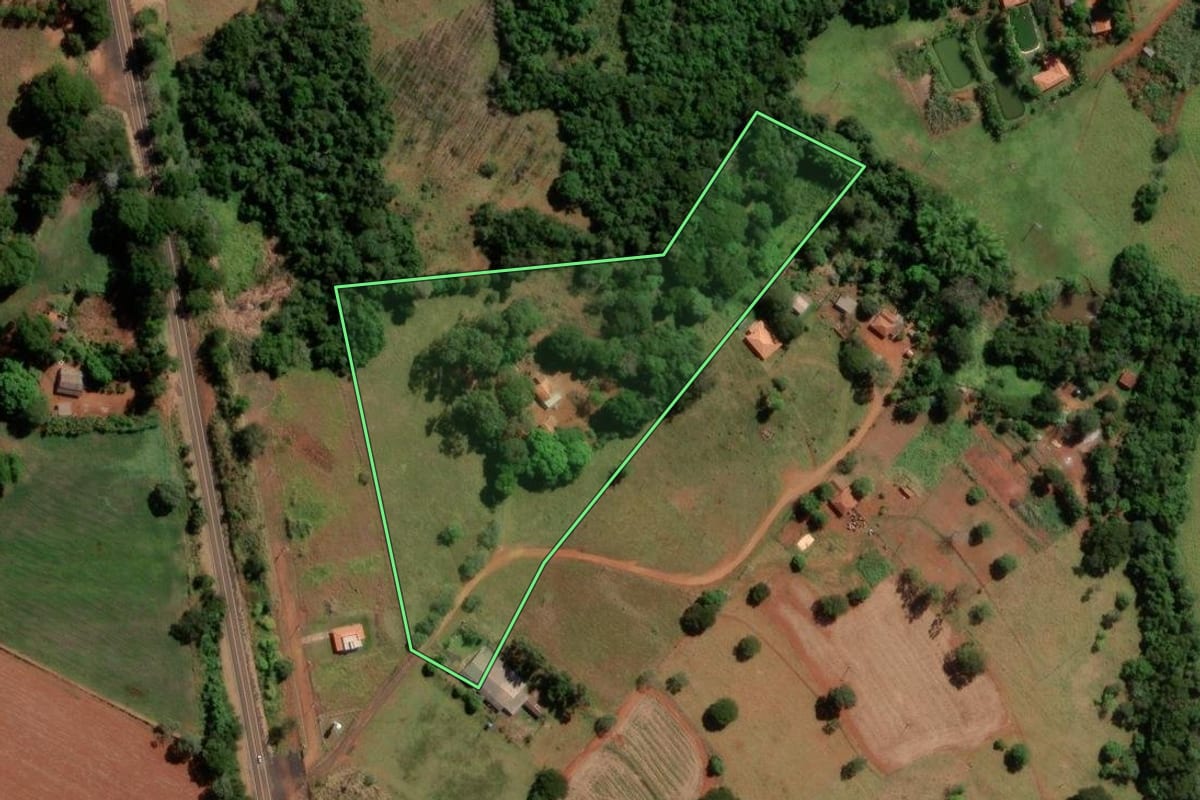 Imagem de satélite do imóvel rural em Santo Antônio da Alegria (SP), com o contorno declarado no CAR desenhado por cima.