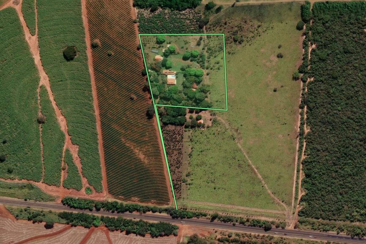 Imagem de satélite do imóvel rural em Santo Antônio da Alegria (SP), com o contorno declarado no CAR desenhado por cima.