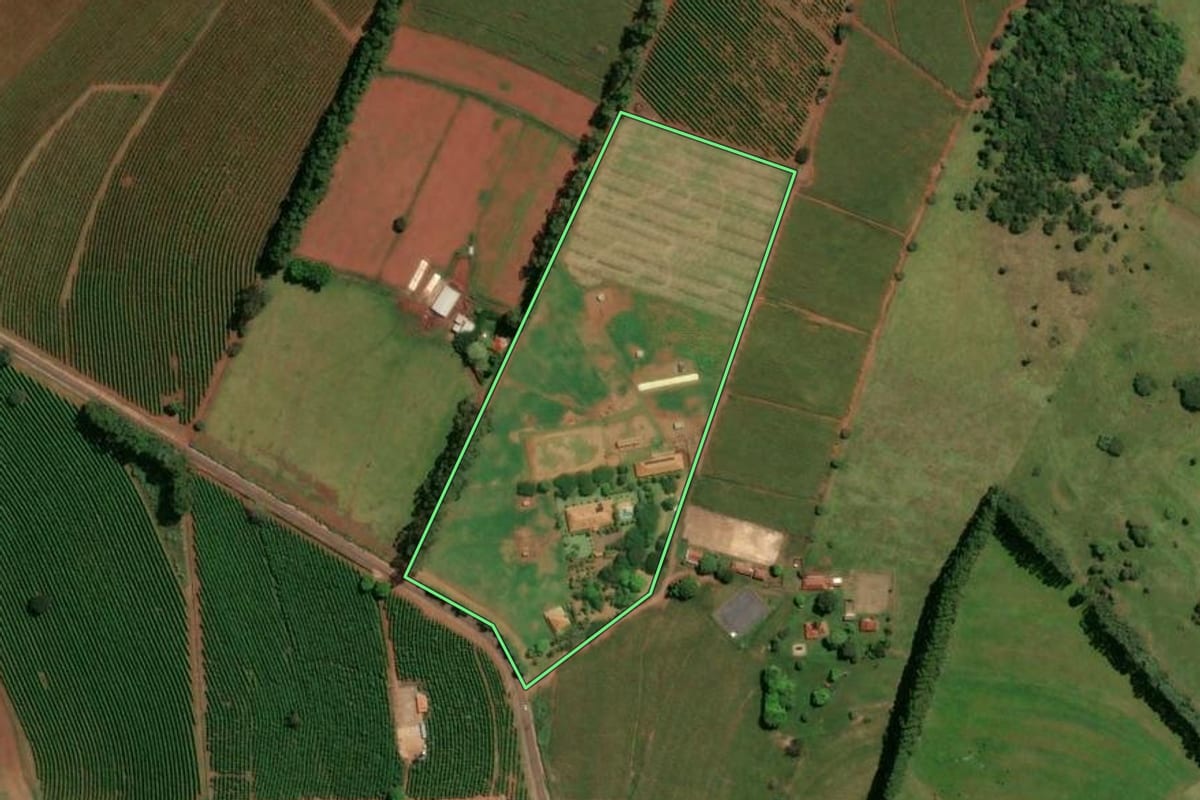 Imagem de satélite do imóvel rural em Santo Antônio da Alegria (SP), com o contorno declarado no CAR desenhado por cima.