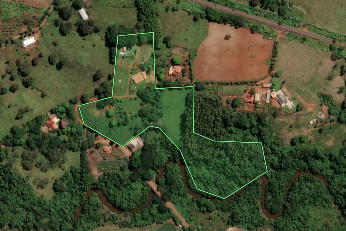 Imagem de satélite do imóvel rural em Santo Antônio da Alegria (SP), com o contorno declarado no CAR desenhado por cima.