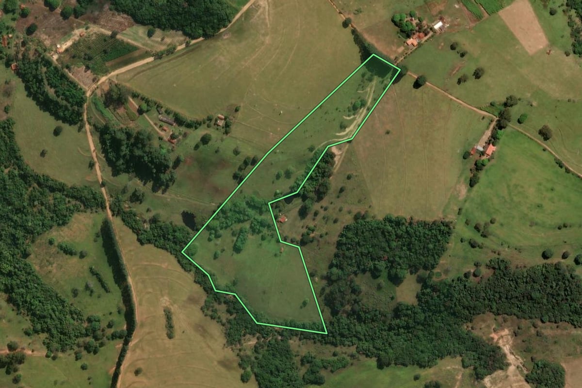 Imagem de satélite do imóvel rural em Santo Antônio da Alegria (SP), com o contorno declarado no CAR desenhado por cima.