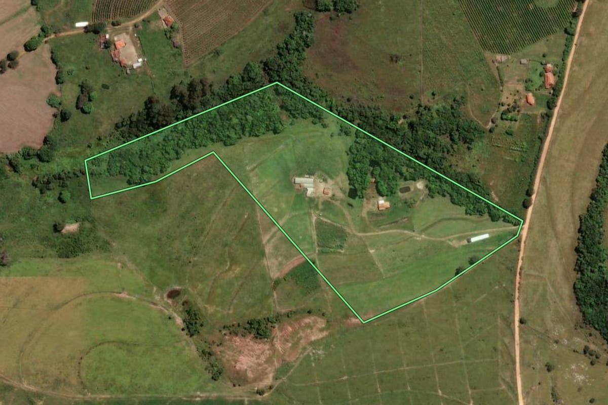 Imagem de satélite do imóvel rural em Santo Antônio da Alegria (SP), com o contorno declarado no CAR desenhado por cima.