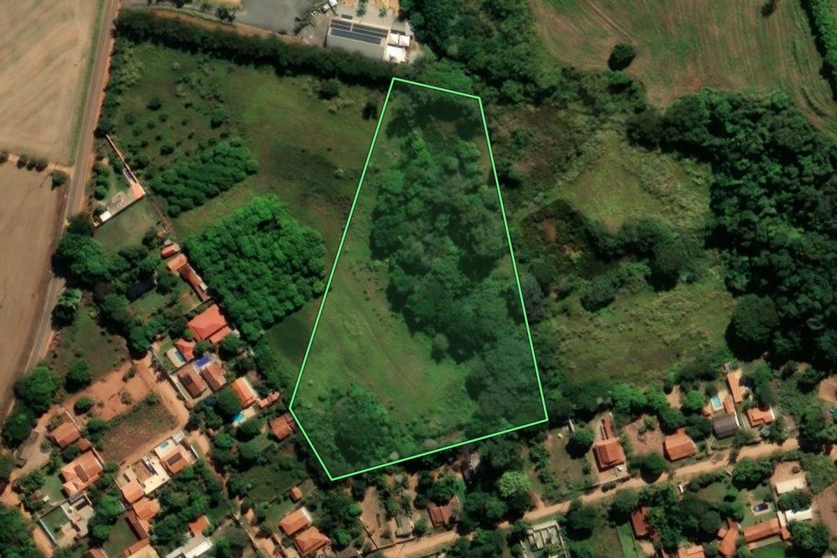Imagem de satélite do imóvel rural em Santo Antônio de Posse (SP), com o contorno declarado no CAR desenhado por cima.