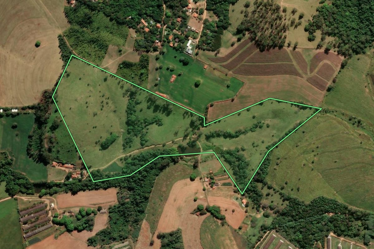 Imagem de satélite do imóvel rural em Santo Antônio de Posse (SP), com o contorno declarado no CAR desenhado por cima.