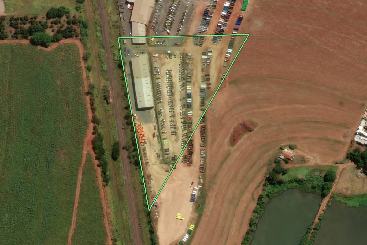 Imagem de satélite do imóvel rural em Santo Antônio de Posse (SP), com o contorno declarado no CAR desenhado por cima.