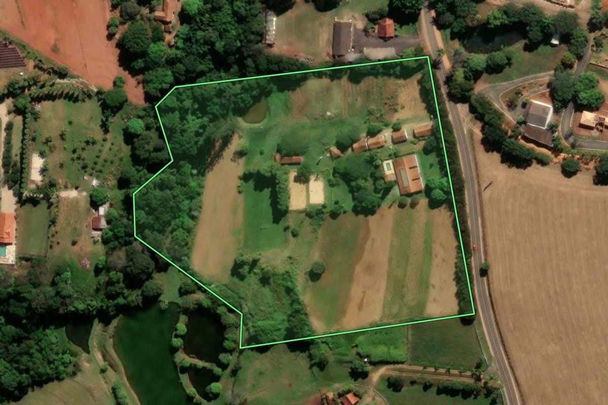 Imagem de satélite do imóvel rural em Santo Antônio de Posse (SP), com o contorno declarado no CAR desenhado por cima.
