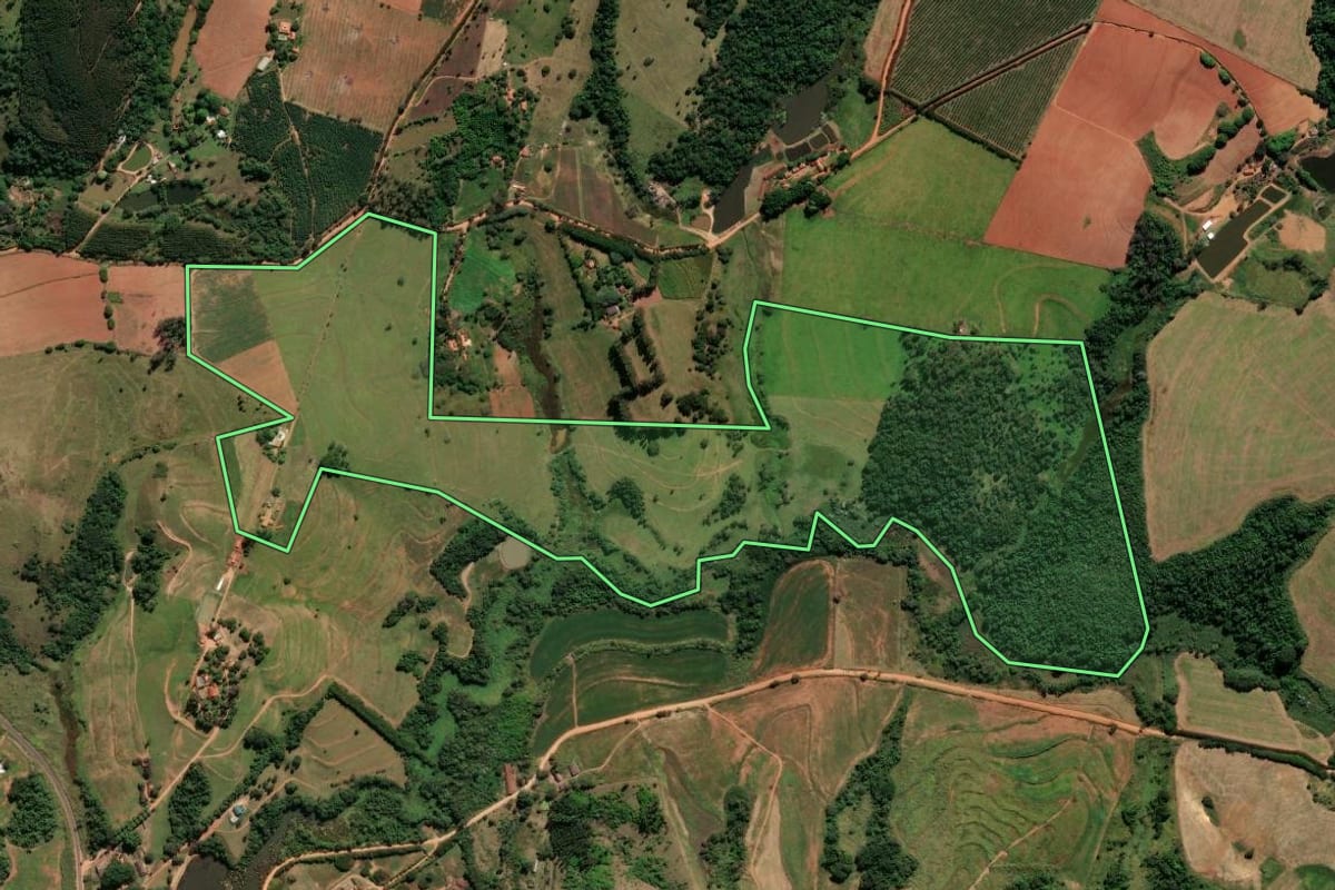 Imagem de satélite do imóvel rural em Santo Antônio de Posse (SP), com o contorno declarado no CAR desenhado por cima.