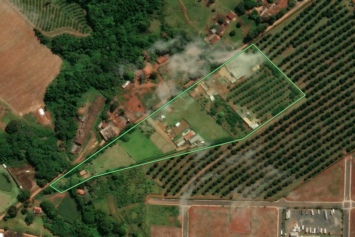Imagem de satélite do imóvel rural em Santo Antônio de Posse (SP), com o contorno declarado no CAR desenhado por cima.