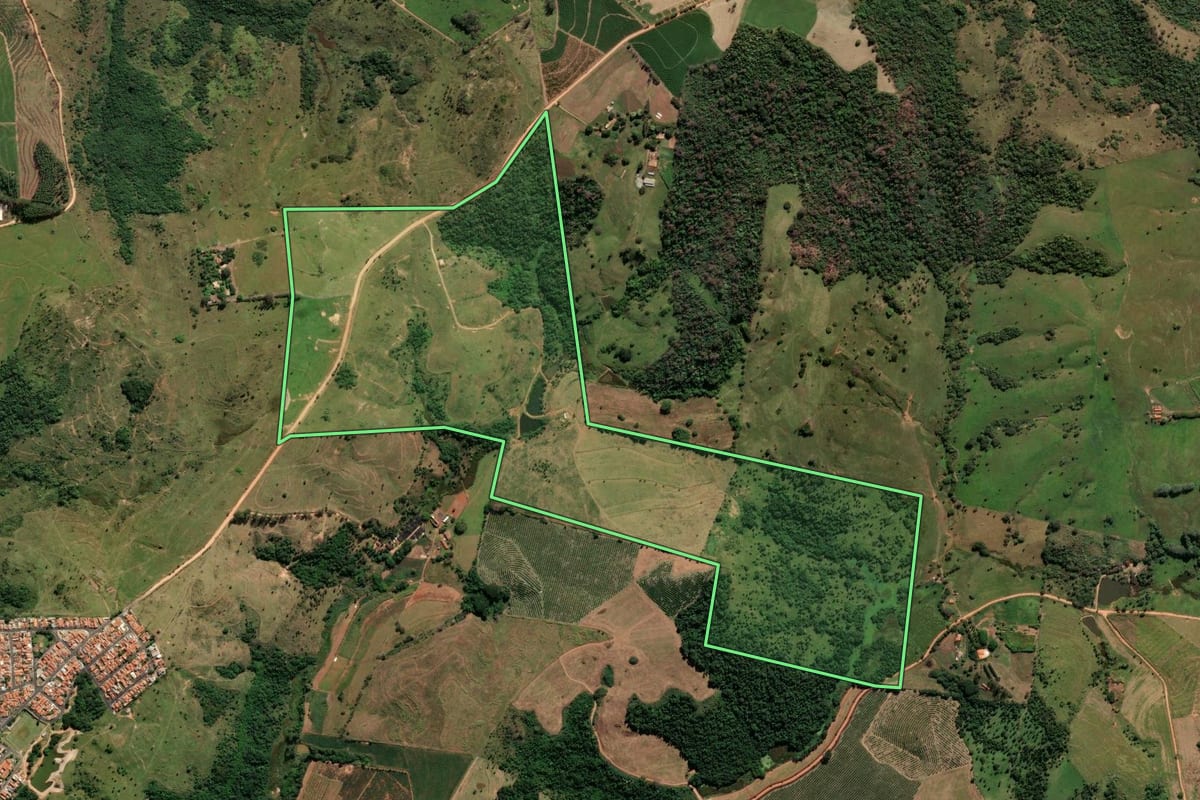 Imagem de satélite do imóvel rural em Santo Antônio de Posse (SP), com o contorno declarado no CAR desenhado por cima.