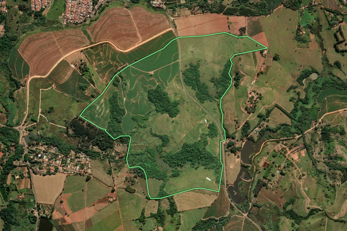 Imagem de satélite do imóvel rural em Santo Antônio de Posse (SP), com o contorno declarado no CAR desenhado por cima.