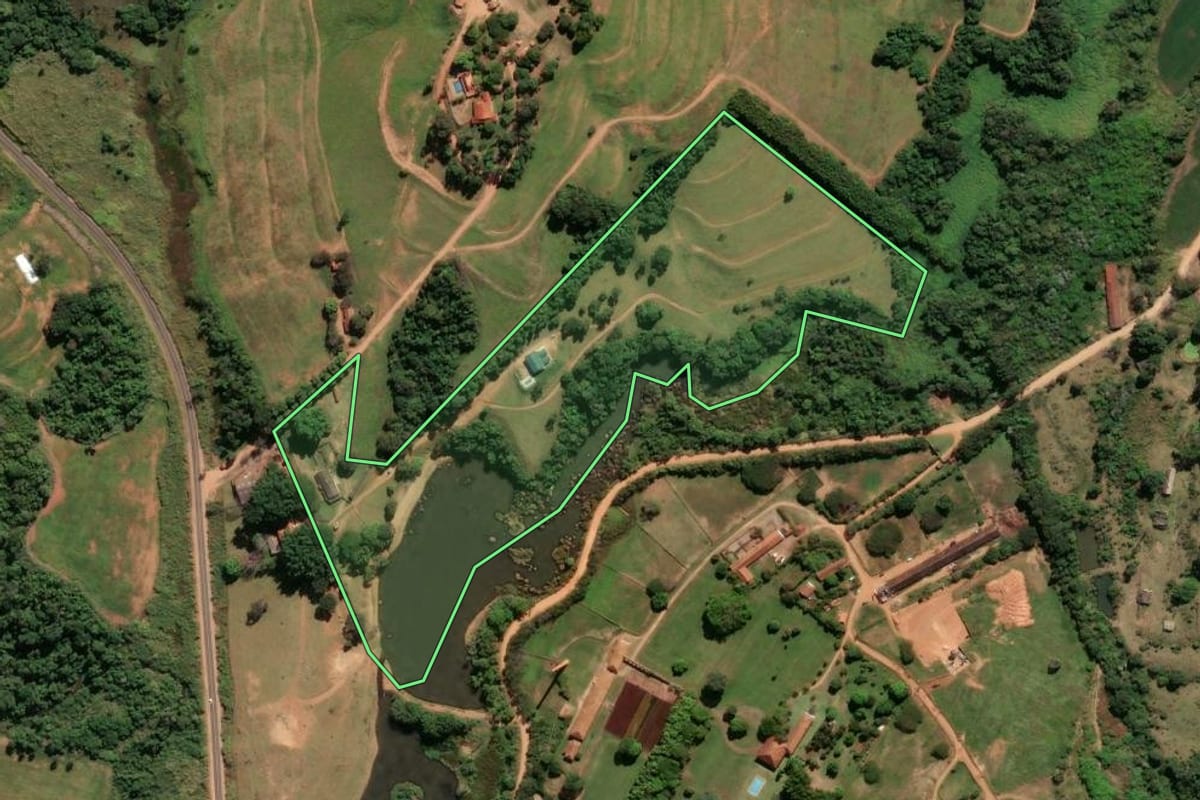 Imagem de satélite do imóvel rural em Santo Antônio de Posse (SP), com o contorno declarado no CAR desenhado por cima.
