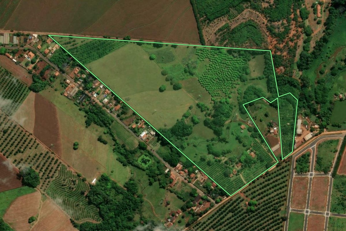 Imagem de satélite do imóvel rural em Santo Antônio de Posse (SP), com o contorno declarado no CAR desenhado por cima.