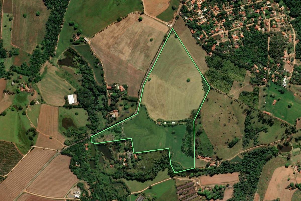 Imagem de satélite do imóvel rural em Santo Antônio de Posse (SP), com o contorno declarado no CAR desenhado por cima.