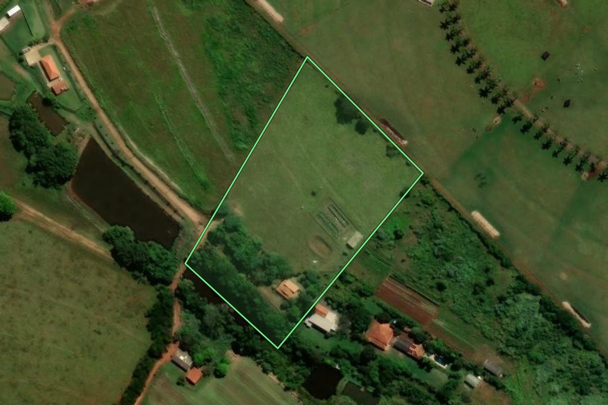 Imagem de satélite do imóvel rural em Santo Antônio de Posse (SP), com o contorno declarado no CAR desenhado por cima.