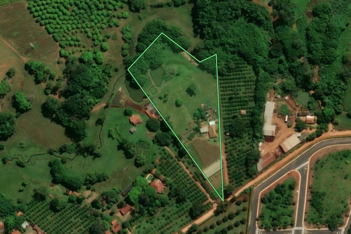 Imagem de satélite do imóvel rural em Santo Antônio de Posse (SP), com o contorno declarado no CAR desenhado por cima.