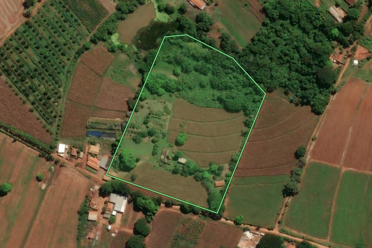 Imagem de satélite do imóvel rural em Santo Antônio de Posse (SP), com o contorno declarado no CAR desenhado por cima.