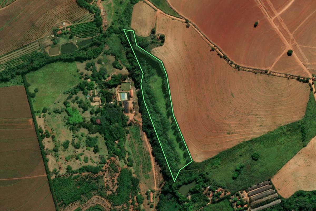 Imagem de satélite do imóvel rural em Santo Antônio de Posse (SP), com o contorno declarado no CAR desenhado por cima.