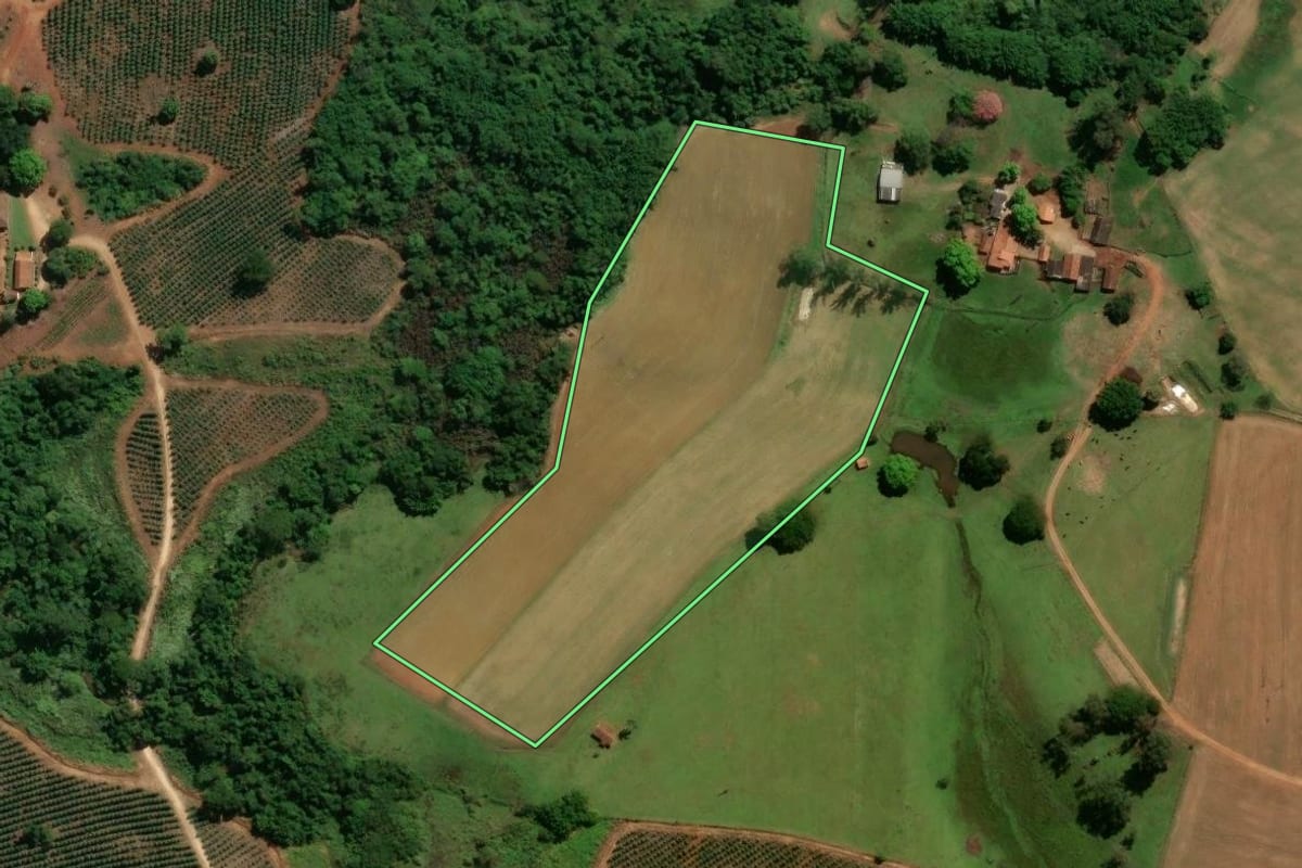 Imagem de satélite do imóvel rural em Santo Antônio de Posse (SP), com o contorno declarado no CAR desenhado por cima.