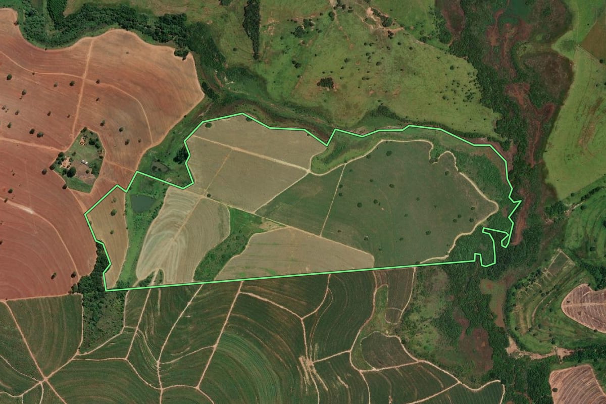Imagem de satélite do imóvel rural em Santo Antônio do Aracanguá (SP), com o contorno declarado no CAR desenhado por cima.