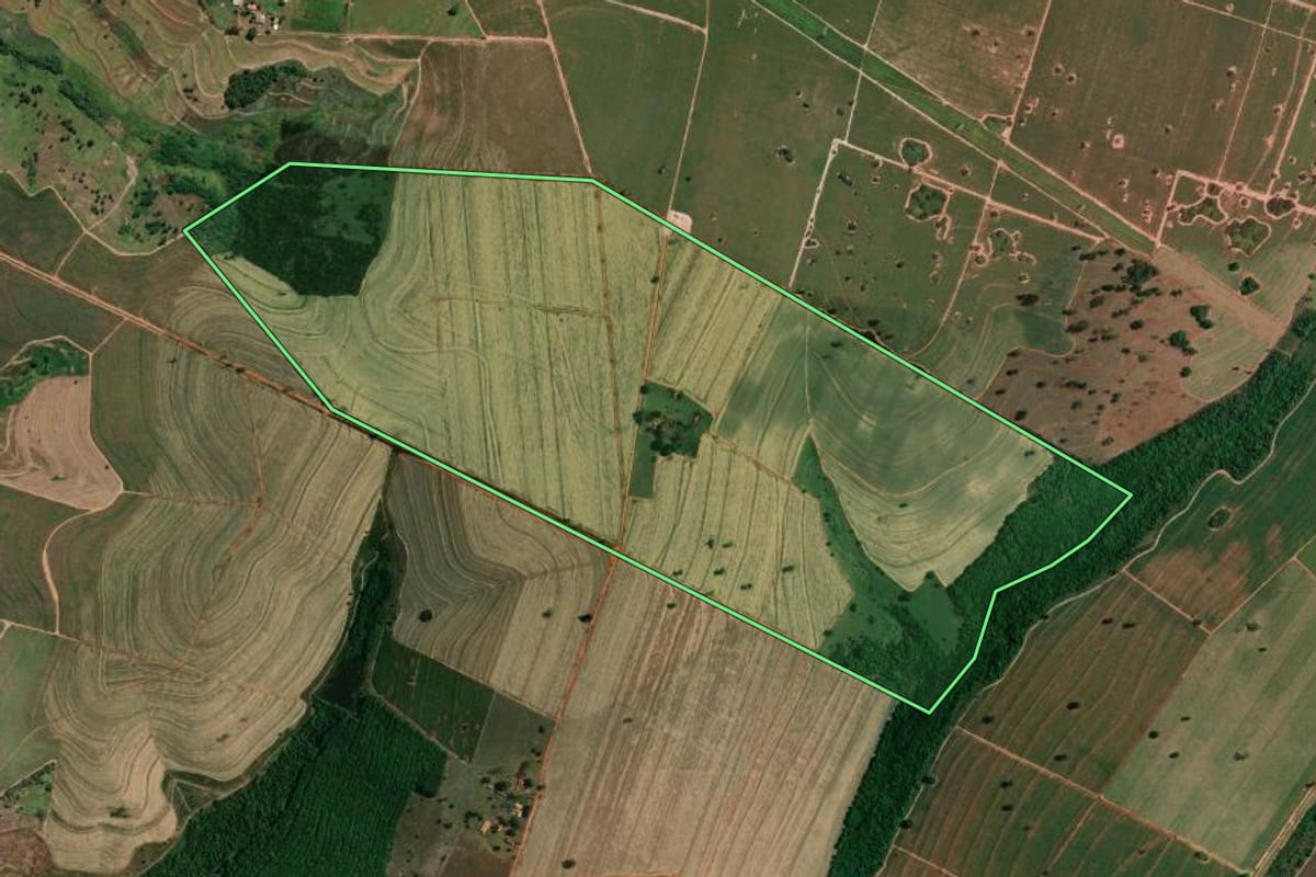 Imagem de satélite do imóvel rural em Santo Antônio do Aracanguá (SP), com o contorno declarado no CAR desenhado por cima.