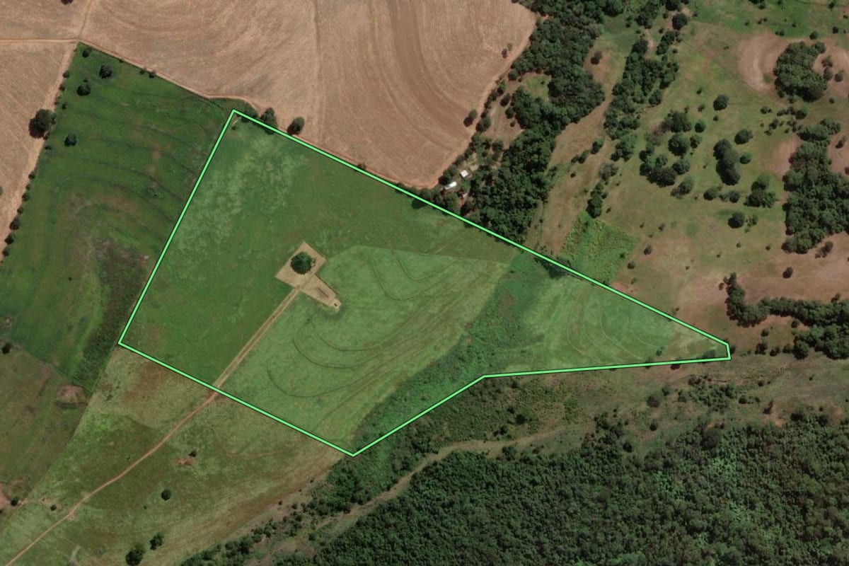 Imagem de satélite do imóvel rural em Santo Antônio do Aracanguá (SP), com o contorno declarado no CAR desenhado por cima.