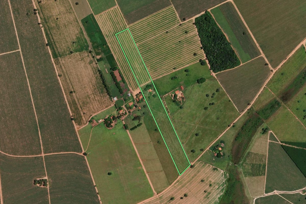 Imagem de satélite do imóvel rural em Santo Antônio do Aracanguá (SP), com o contorno declarado no CAR desenhado por cima.