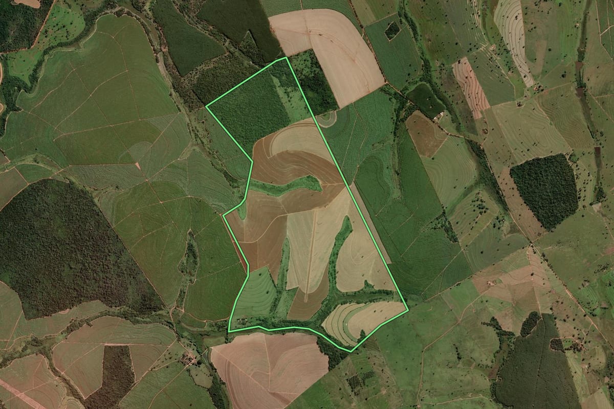 Imagem de satélite do imóvel rural em Santo Antônio do Aracanguá (SP), com o contorno declarado no CAR desenhado por cima.