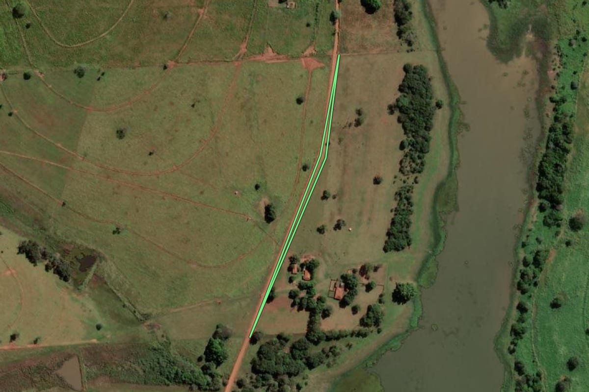 Imagem de satélite do imóvel rural em Santo Antônio do Aracanguá (SP), com o contorno declarado no CAR desenhado por cima.