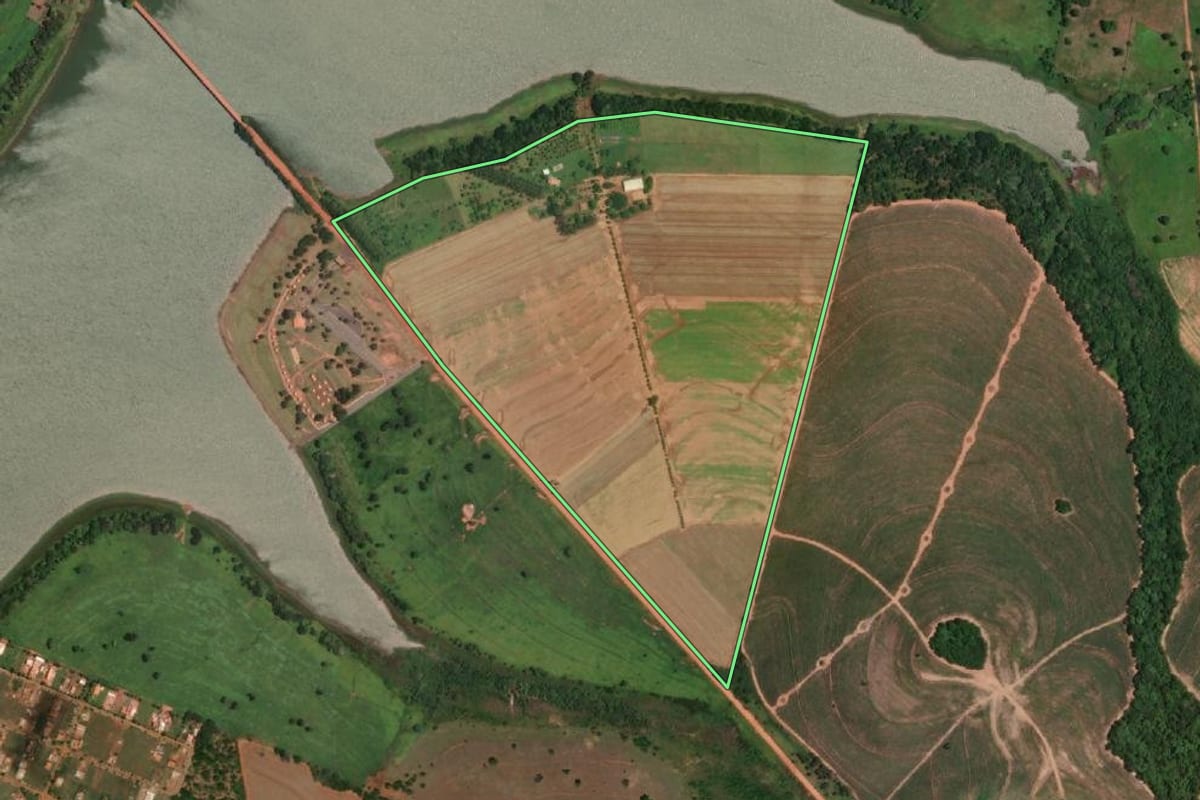 Imagem de satélite do imóvel rural em Santo Antônio do Aracanguá (SP), com o contorno declarado no CAR desenhado por cima.