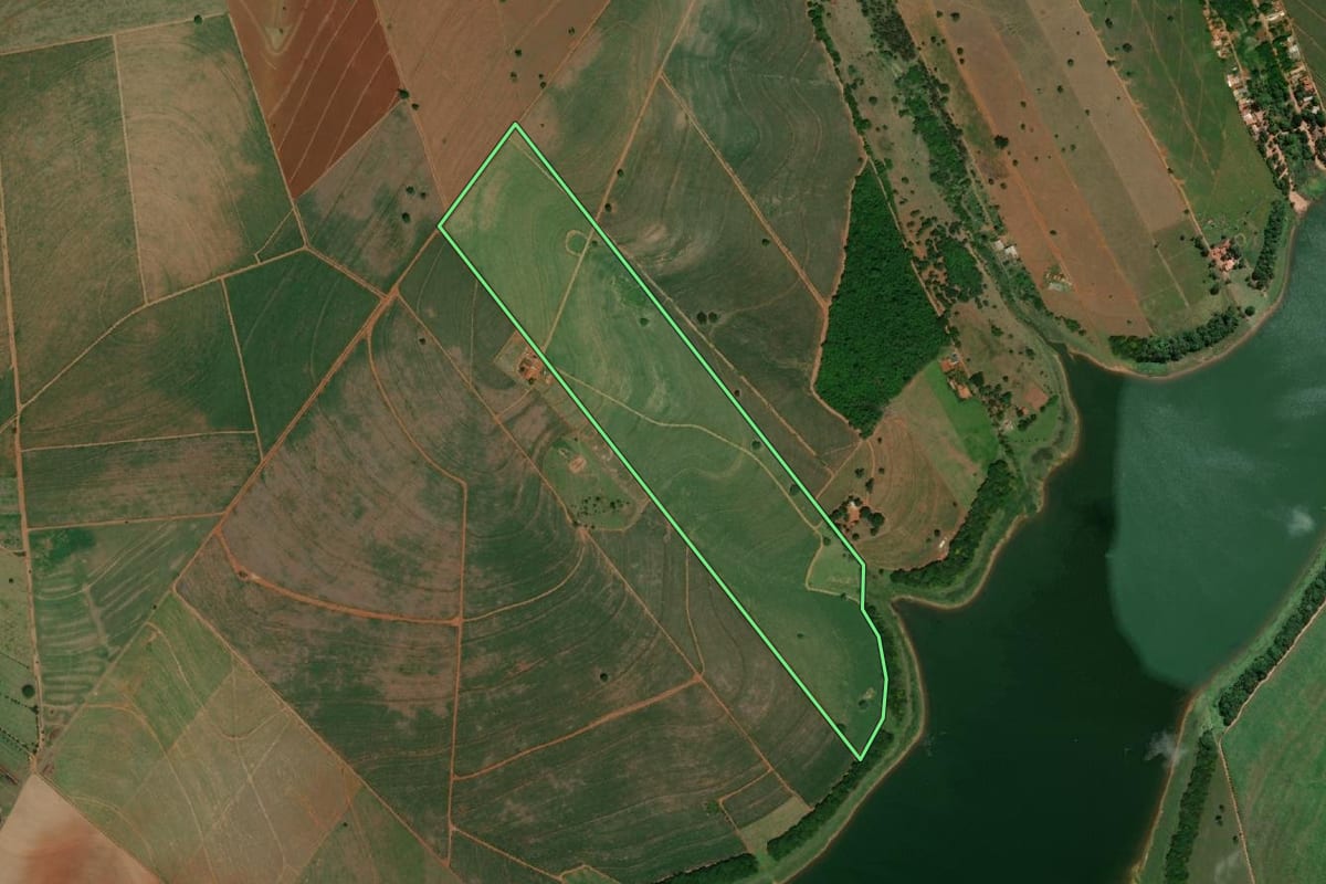 Imagem de satélite do imóvel rural em Santo Antônio do Aracanguá (SP), com o contorno declarado no CAR desenhado por cima.