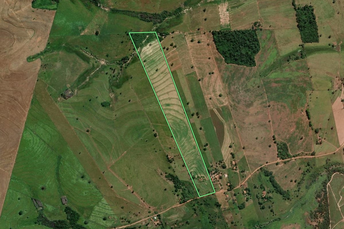 Imagem de satélite do imóvel rural em Santo Antônio do Aracanguá (SP), com o contorno declarado no CAR desenhado por cima.