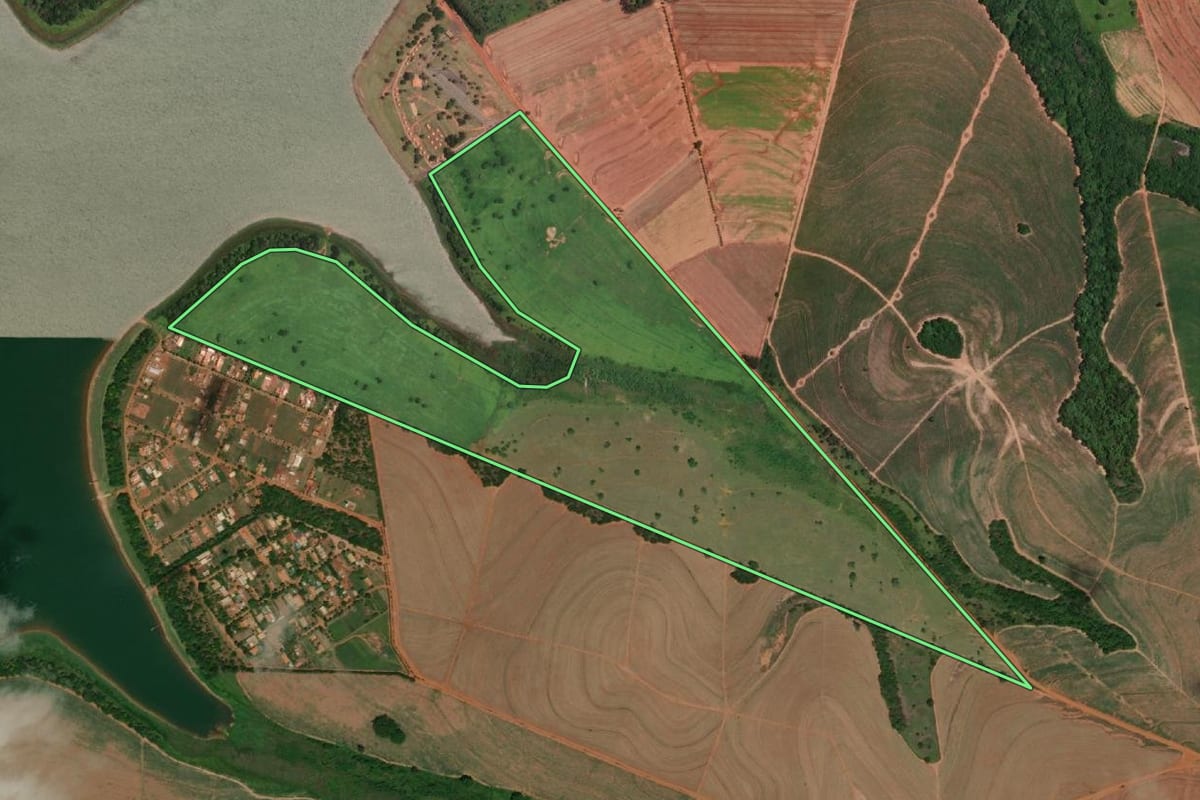 Imagem de satélite do imóvel rural em Santo Antônio do Aracanguá (SP), com o contorno declarado no CAR desenhado por cima.