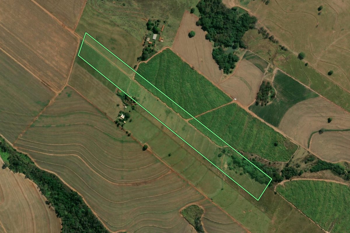 Imagem de satélite do imóvel rural em Santo Antônio do Aracanguá (SP), com o contorno declarado no CAR desenhado por cima.