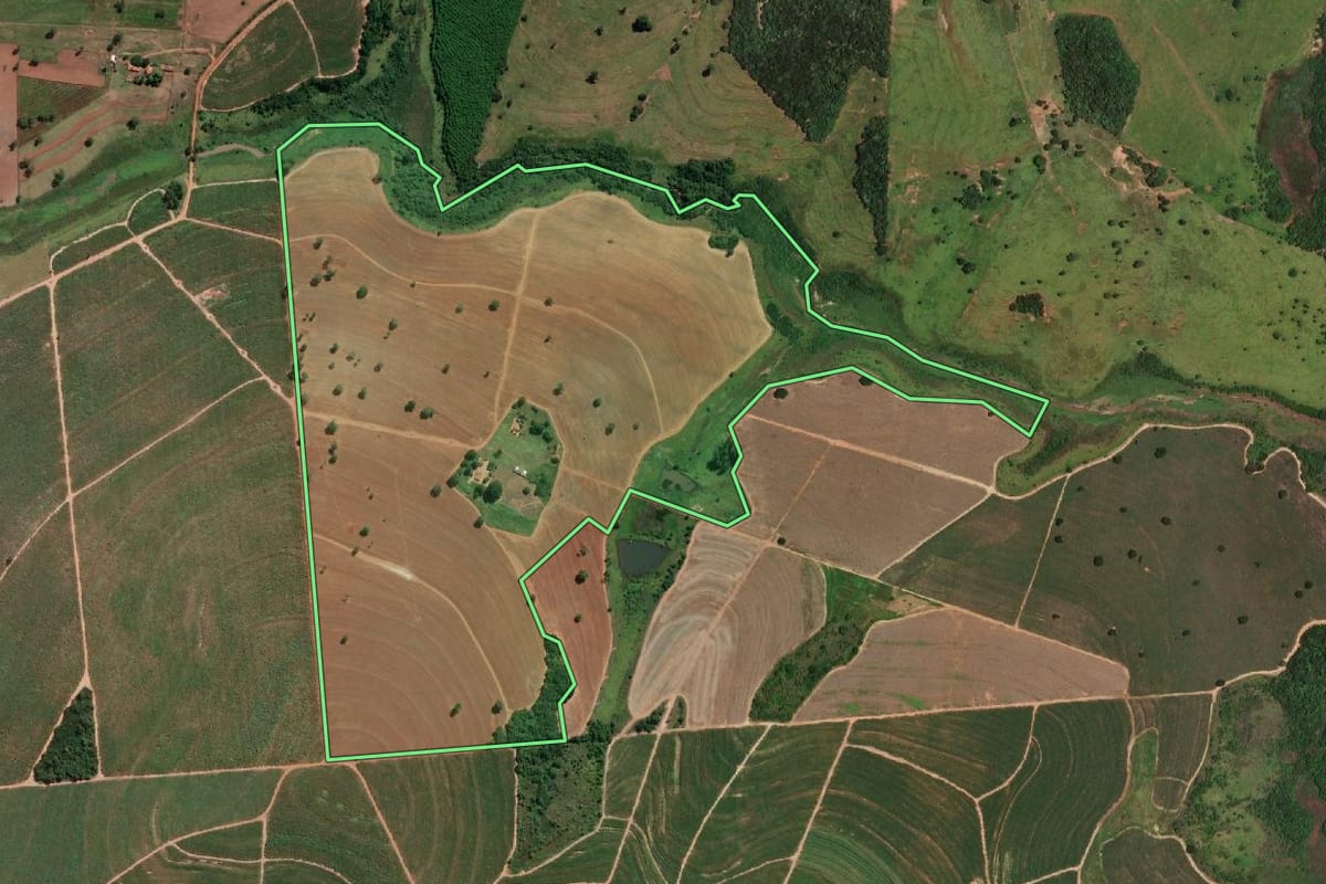 Imagem de satélite do imóvel rural em Santo Antônio do Aracanguá (SP), com o contorno declarado no CAR desenhado por cima.