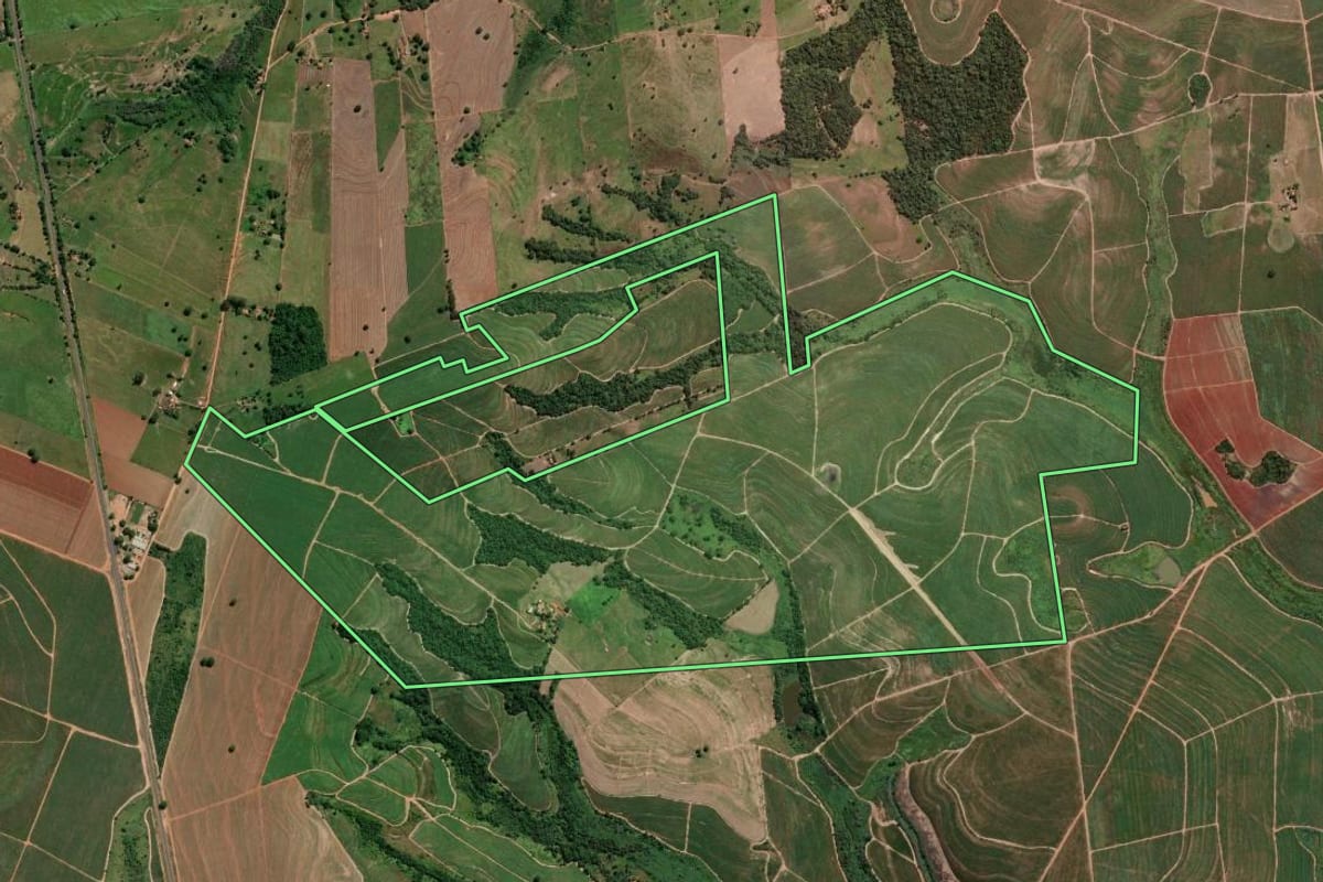 Imagem de satélite do imóvel rural em Santo Antônio do Aracanguá (SP), com o contorno declarado no CAR desenhado por cima.